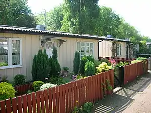 Les préfabriqués classés Phoenix, construits en 1945 comme logements temporaires, et toujours occupés.