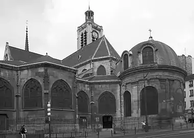 Le chevet montre différentes époques de construction. Au premier plan, la chapelle de la Vierge et son dôme (XVIIIe siècle).