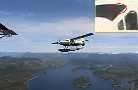 Photo prise juste avant la collision, avec, en rouge, le montant de la fenêtre bloquant la vue du pilote.