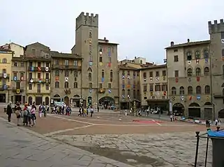 La place et la maison-tour des Lappoli.