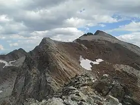 Vue du pic Camboue (légèrement à gauche) depuis le pic Saint-Saud ; en arrière plan à droite, la crête nord-ouest menant au pic des Gourgs-Blancs.