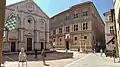 Les façades du Duomo et du palais Piccolomini à sa droite.