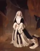 Portait d'une femme en robe noire et blanche.