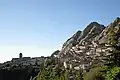 Le village à flanc de montagne
