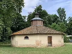 Écurie-pigeonnier.