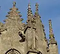 Deux pignons à crochets de l'architecture Beaumanoir, pinacles, gargouilles et sculptures fabuleuses.