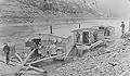 Flottage de bois sur la Pine Creek (comté de Lycoming ou de Tioga, Pennsylvanie, USA, peu avant 1905 ou peut-être en 1908). Le 1er&nbsp;radeau de gauche est la cuisine-réfectoire, le 2e est la chambre à coucher, et le 3e l'écurie flottante.
