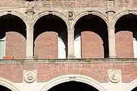 Arcades, médaillons et chapiteaux