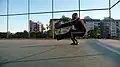Squat sur une jambe avec médecine ball