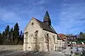 Arrière de l'église avec traces d'une ancienne baie gothique murée.