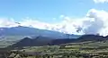 Vue du piton Rouge, au centre à gauche.