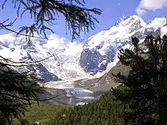 Le piz Bernina (à droite).