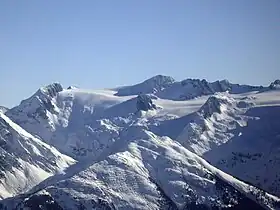 Vue du Piz Medel, au centre de l'image.