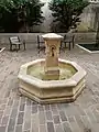 Élégante fontaine de la place Gustave-Flaubert.