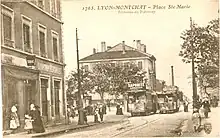 Vue de deux tramways électriques sur une voie double. La scène se déroule sur une place à la fin du XIXe siècle.