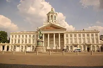 L'ensemble architectural construit par l'abbaye sur la place Royale.