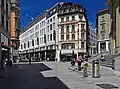La place vue depuis la rue Pichard.