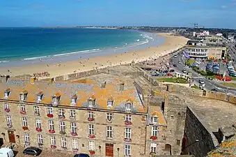 À gauche la tour des moulins et derrière l'ancienne caserne le bastion de la Galère.