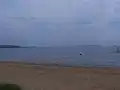 Plage de Tamaris, au fond, le fort de Brégançon, l'île du Levant et Port-Cros