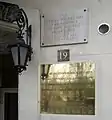 plaque avec inscription fixée sur un mur