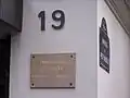 Plaque commémorative de la mort de Jean Genet au no 19.