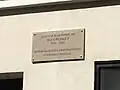 Plaque à la mémoire de Jean Poiret au no 22.