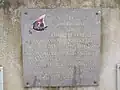 Plaque commémorative du 7e&nbsp;RCC : "A tenu garnison au quartier Tilly (Évreux) du 9 avril 1914 au 3 septembre 1939. En groupes de reconnaissance. Beaucoup n'en revinrent pas. N'oubliez pas".
