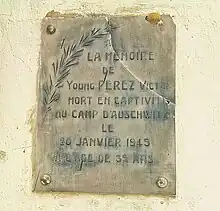 Plaque commémorative avec une inscription en français.