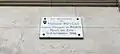 Plaque au no&nbsp;42 en hommage au pompier Philippe Boulai, mort en tentant de porter secours à une femme réfugiée sur un toit à la suite d'un incendie, en 1982.