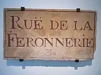 Plaque datée du XVIIIe siècle. La rue est alors située dans le 3e quartier de Paris. Plaque en pierre de liais gravée. Musée Carnavalet.