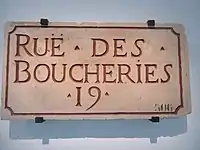 Plaque datée du XVIIIe siècle. La rue est alors située dans le 19e quartier de Paris. Plaque en pierre de liais gravée. Musée Carnavalet.
