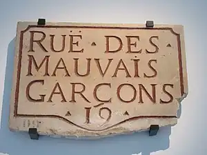 Plaque datée du XVIIIe siècle. La rue, devenue rue Grégoire-de-Tours, est alors située dans le 19e quartier de Paris. Plaque en pierre de liais gravée. Musée Carnavalet.