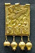 Plaque en or représentant un sphinx et des têtes féminines. Seconde moitié du VIe&nbsp;siècle&nbsp;av. J.-C. British Museum.