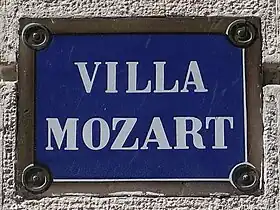 Voir la plaque.