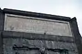 L'inscription sur&nbsp;un&nbsp;côté&nbsp;de l'arc