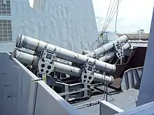 Avant le développement des lanceurs verticaux, les missiles ne pouvaient être tiré que par leurs systèmes spécifiques (ici un système de lancement d’Exocet sur la frégate Forbin).