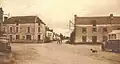 Pleucadeuc ː la route de Malestroit vers 1925 (carte postale).