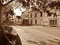 Le bourg de Pleuven : la rue devant la mairie.