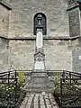 Devant l'église Saint-Quentin.