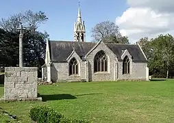 La chapelle de Tréminou et son calvaire-chaire vus de l'est.