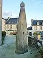 La stèle protohistorique christianisée dite le Mât de St-Enneour se trouve dans l'enclos paroissial.