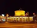 Vue de la sortie de la station de métro Plochtchad Vosstaniïa (1955) avec sa colonnade dorique.