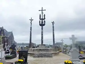 Le calvaire de l'enclos paroissial au milieu du cimetière.