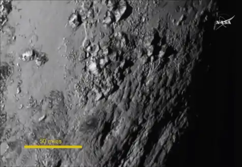 Gros plan de Pluton (environ 300&nbsp;×&nbsp;300&nbsp;km), pris le 14 juillet 2015 au moment du survol.