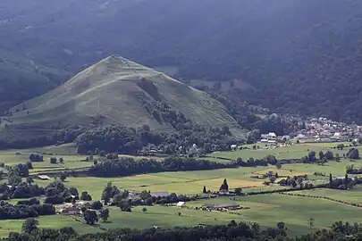 Le Poey d'Accous (652&nbsp;m) domine le village].