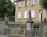 Le monument aux morts d'Orgibet et l'école communale en fond.