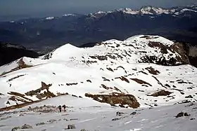 Vue enneigée de la chaîne du Reposoir depuis la pointe d'Areu avec dans le centre gauche la tête des Muets.