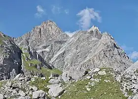 Vue depuis le sud de la pointe de la Grande Glière à gauche et de pointe de la Petite Glière à droite.