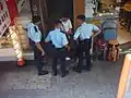Officiers de la Police Tactical Unit stoppant un suspect.
