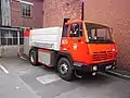 Un ancien camion citerne sur châssis Steyr.
